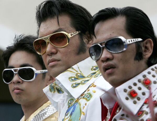 Elvisa Preslija atdarinātāji no Filipīnām pirms uzstāšanās 2010. gada 15. augustā Manilā, Filipīnās. Konkursā piedalījās aptuveni 30 atdarinātāji - Sputnik Latvija