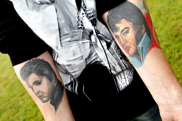 Dānim Stefanam Koham pieder 1200 Elvisa Preslija kompaktdisku, demonstrē savus tetovējumus, Elvisa Preslija portretus. 30. gadadienu kopš izcilā mākslinieka nāves, Stefans Kohs atzīmēja, paceldams Elvisa Preslija karogu savā dārzā. - Sputnik Latvija
