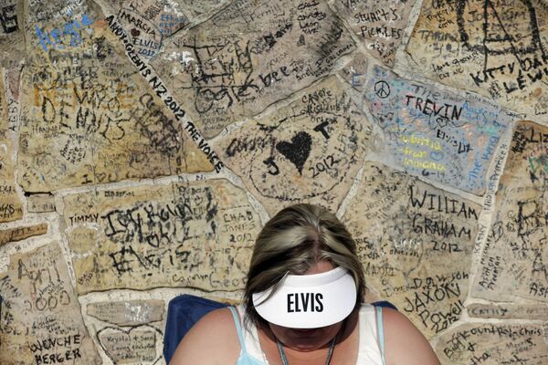 Elvisa Preslija fans Adrians Kornēlijs Memfisā, stāv rindā pie grafiti pārklātās sienas pie Greislendas. Preslija fani no visas pasaules apmeklē Greislendu, lai piedalītos ikgadējā svecīšu vakarā, atzīmējot viņa nāves gadadienu - Sputnik Latvija
