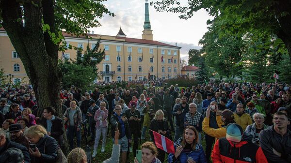 Люди собрались у Рижского замка протестовать против обязательной вакцинации - Sputnik Латвия