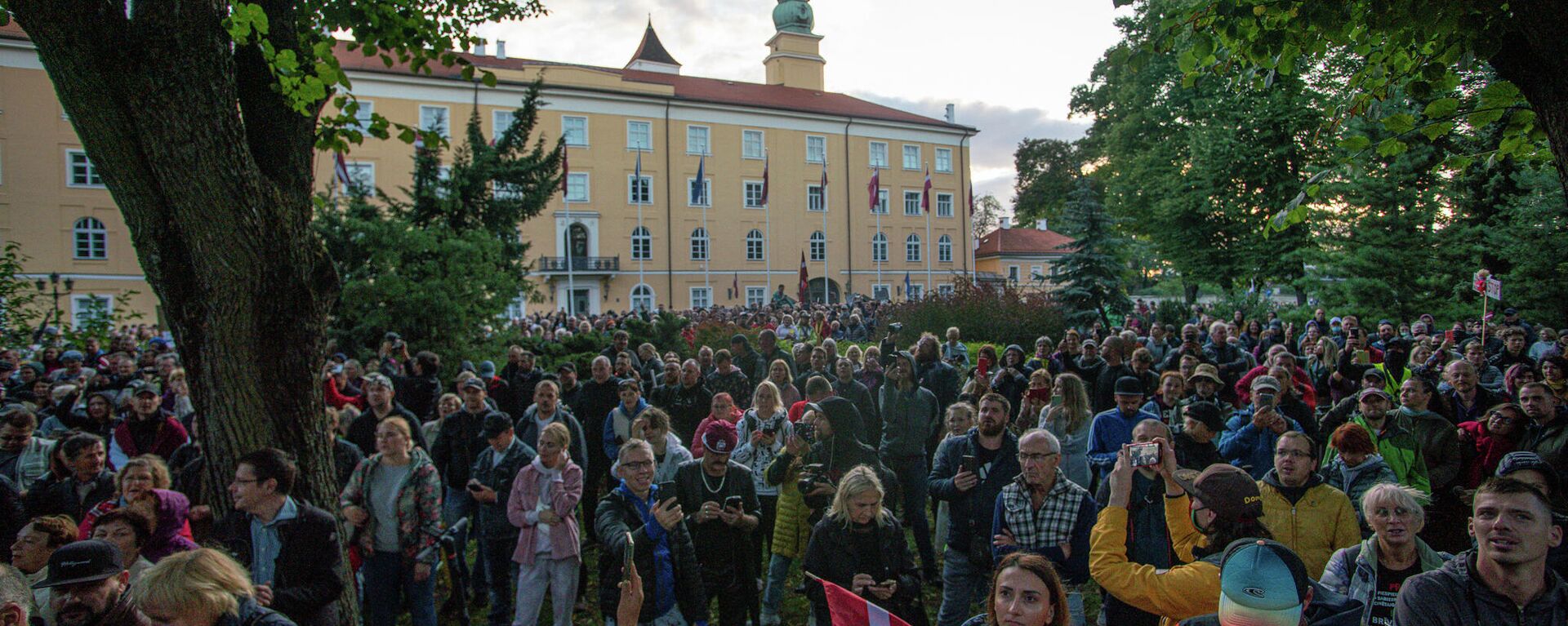Люди собрались у Рижского замка протестовать против обязательной вакцинации - Sputnik Латвия, 1920, 01.09.2021