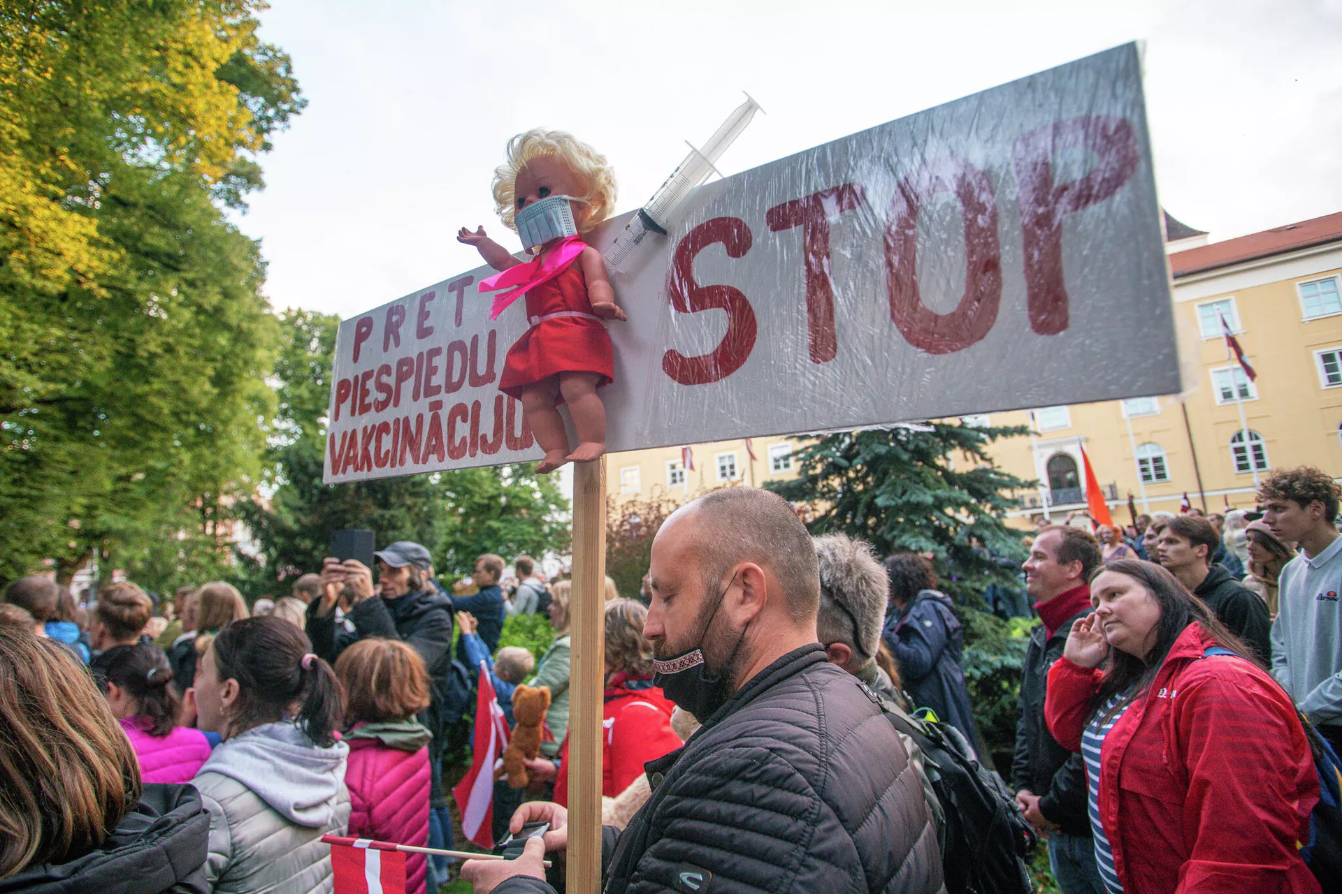 Люди собрались у Рижского замка протестовать против обязательной вакцинации - Sputnik Латвия, 1920, 18.08.2021