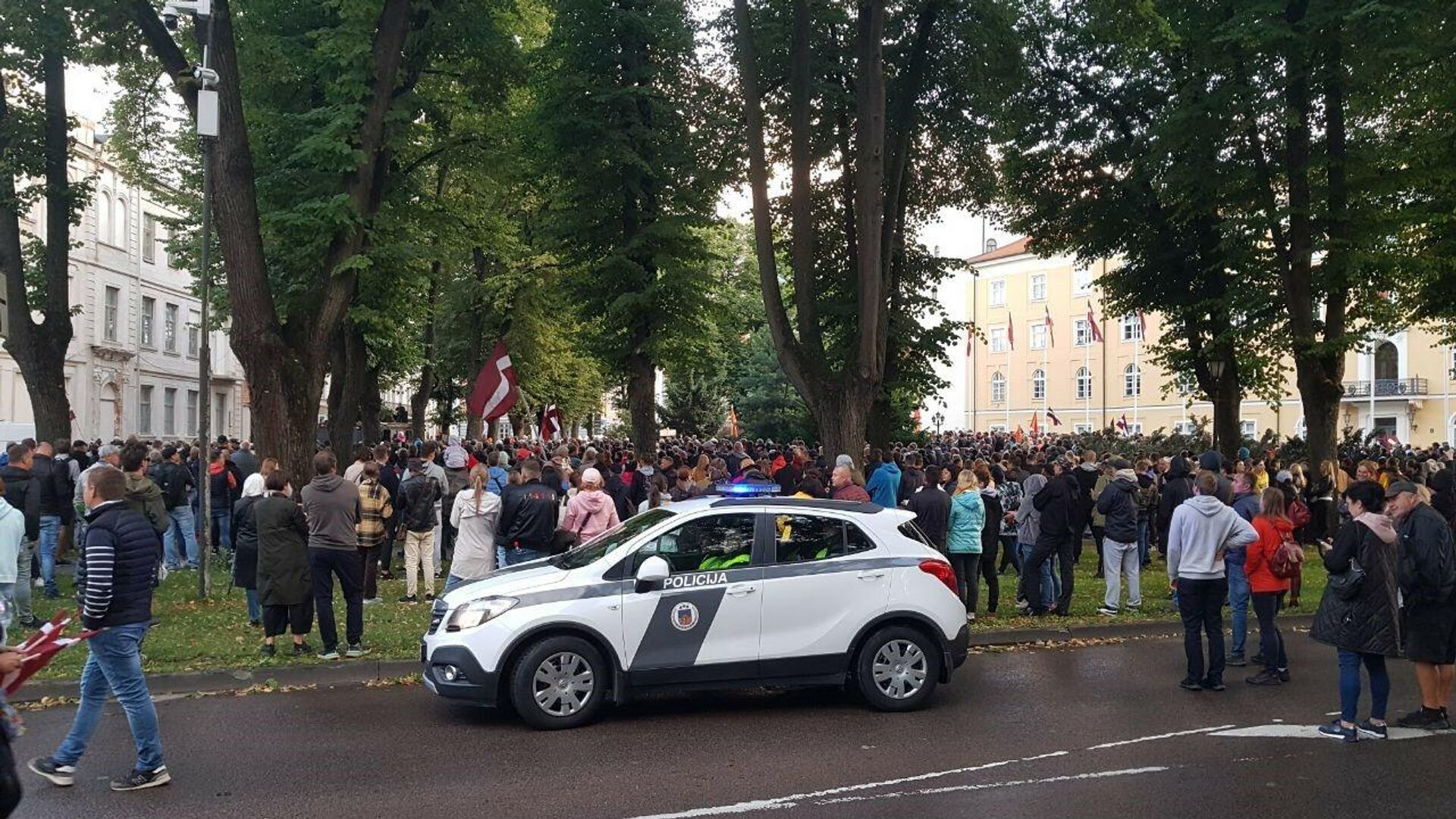 В Риге люди стекаются к Рижскому замку на акцию протеста против обязательной вакцинации - Sputnik Латвия, 1920, 18.08.2021