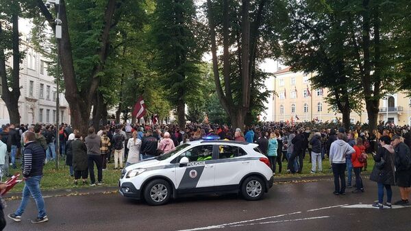 В Риге люди стекаются к Рижскому замку на акцию протеста против обязательной вакцинации - Sputnik Латвия
