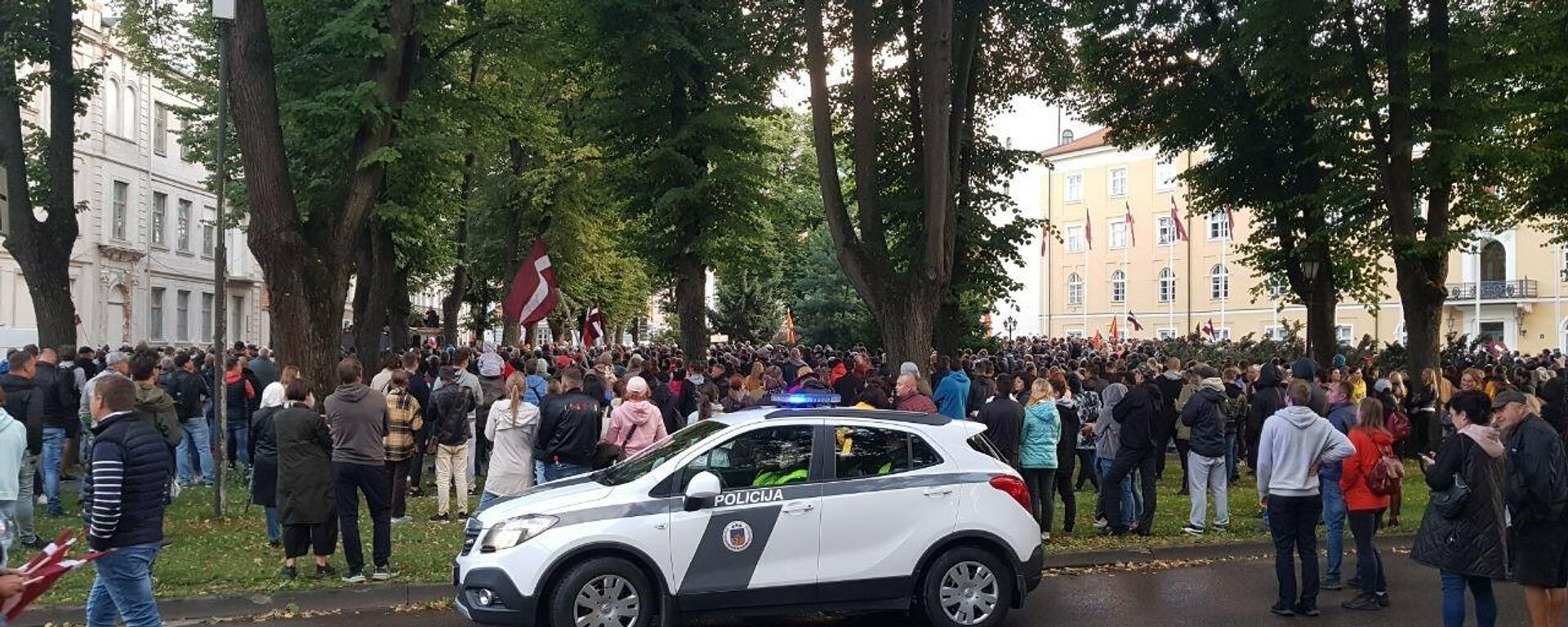 В Риге люди стекаются к Рижскому замку на акцию протеста против обязательной вакцинации - Sputnik Латвия, 1920, 18.08.2021