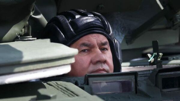 Шойгу проехал на танке в Алабино  - Sputnik Latvija