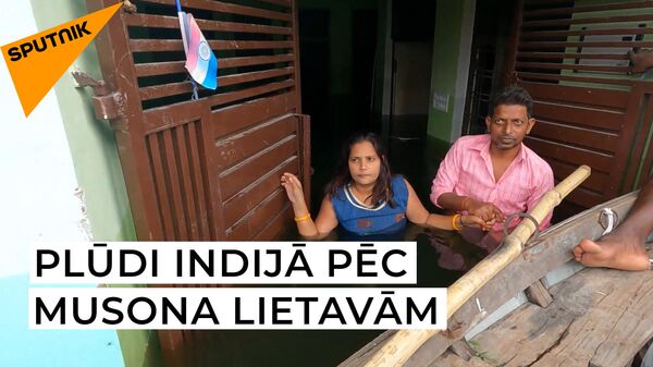 Plūdi Indijā: iedzīvotāji spiesti pārvietoties peldus - Sputnik Latvija