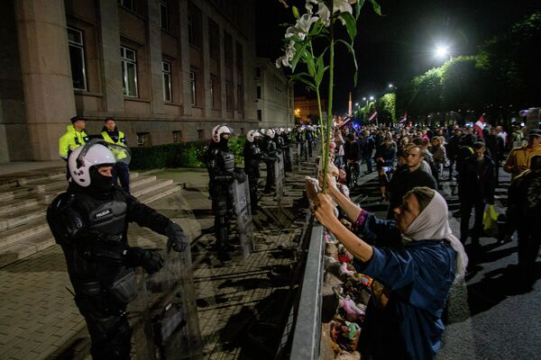 Полиция контролирует забор, установленный у правительственного здания - Sputnik Латвия