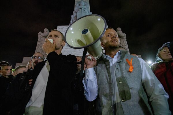 Оппозиционный политик Алдис Гобземс выступил перед протестующими, приехав на акцию на автобусе с открывающимся верхом - Sputnik Латвия