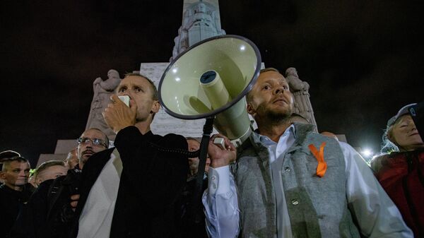 Алдис Гобземс(слева) обращается к участникам акции протеста против обязательной вакцинации в Риге, 18 августа - Sputnik Латвия