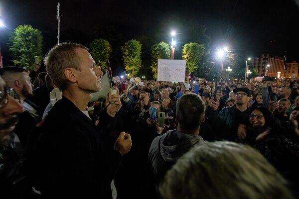 Митингующие собрались вокруг депутата Алдиса Гобземса - Sputnik Латвия