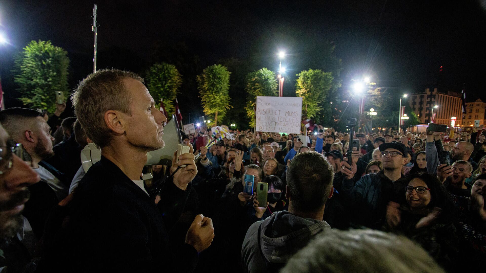 Алдис Гобземс(слева) обращается к участникам акции протеста против обязательной вакцинации в Риге, 18 августа - Sputnik Латвия, 1920, 19.08.2021