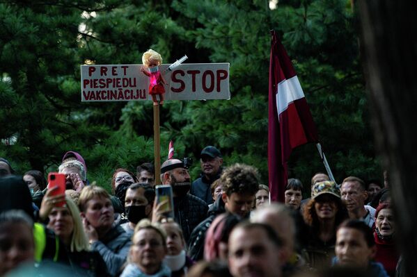 На акцию протеста многие пришли с государственными флагами - Sputnik Латвия
