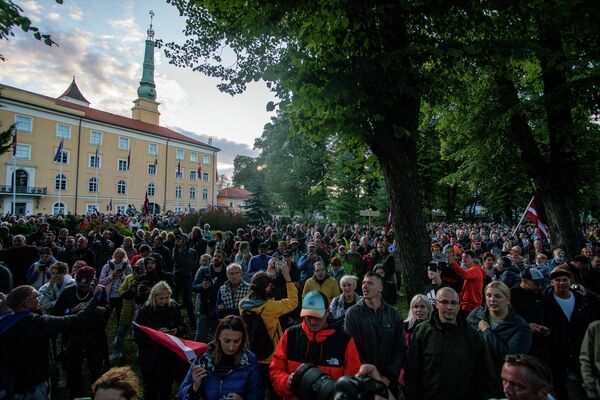 Митингующие заполнили улицу возле Рижского замка - Sputnik Латвия