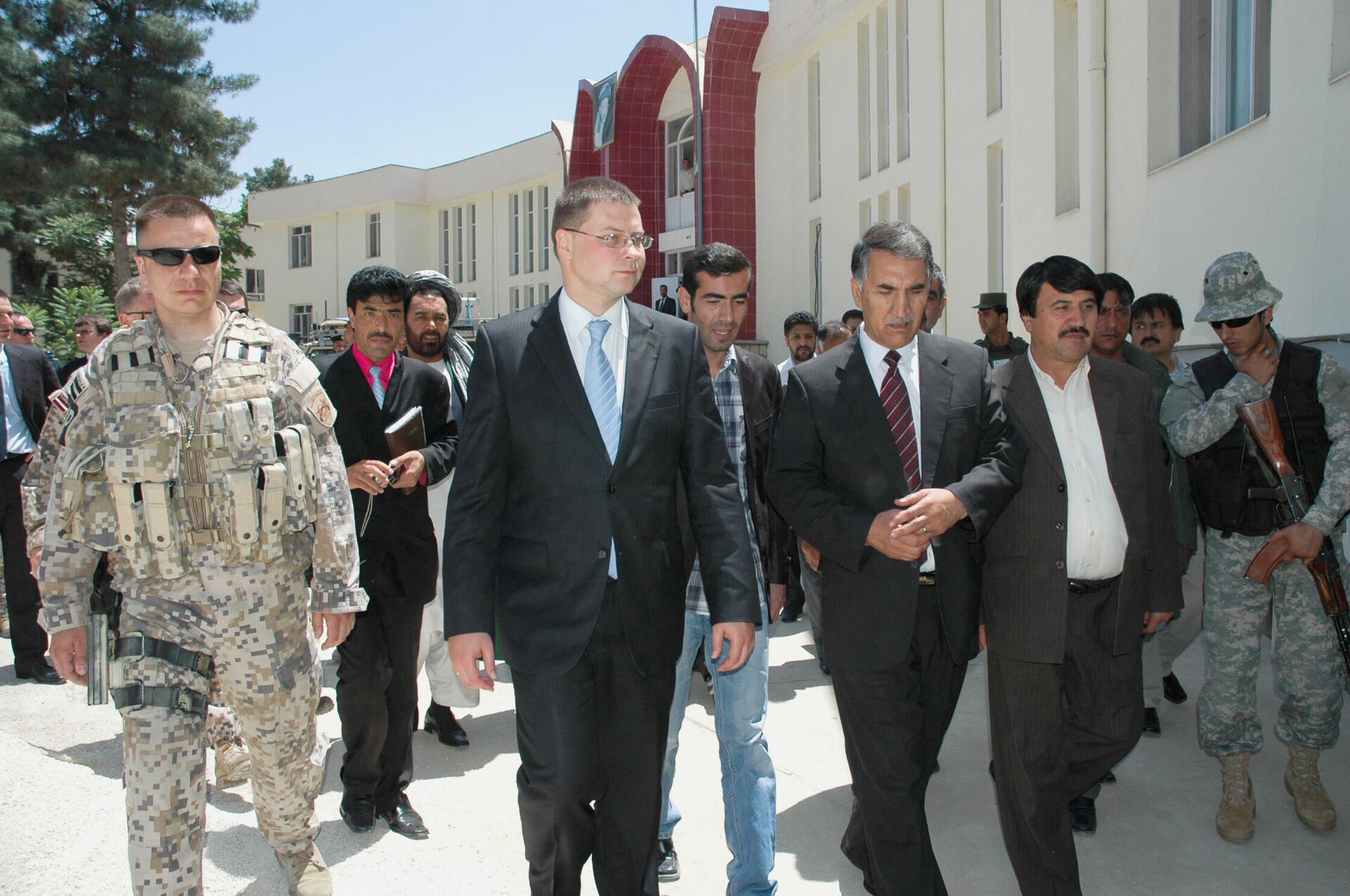 Премьер-министр Латвии Валдис Домбровскис во время официального визита в Афганистан, 19 мая 2010 года - Sputnik Латвия, 1920, 21.08.2021