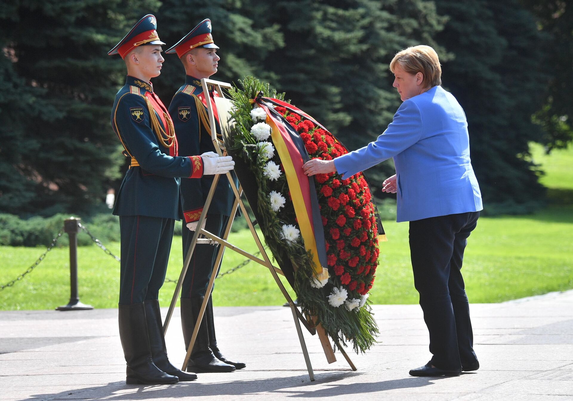 Канцлер Германии Ангела Меркель возложила цветы к Могиле Неизвестного Солдата в Москве - Sputnik Латвия, 1920, 20.08.2021