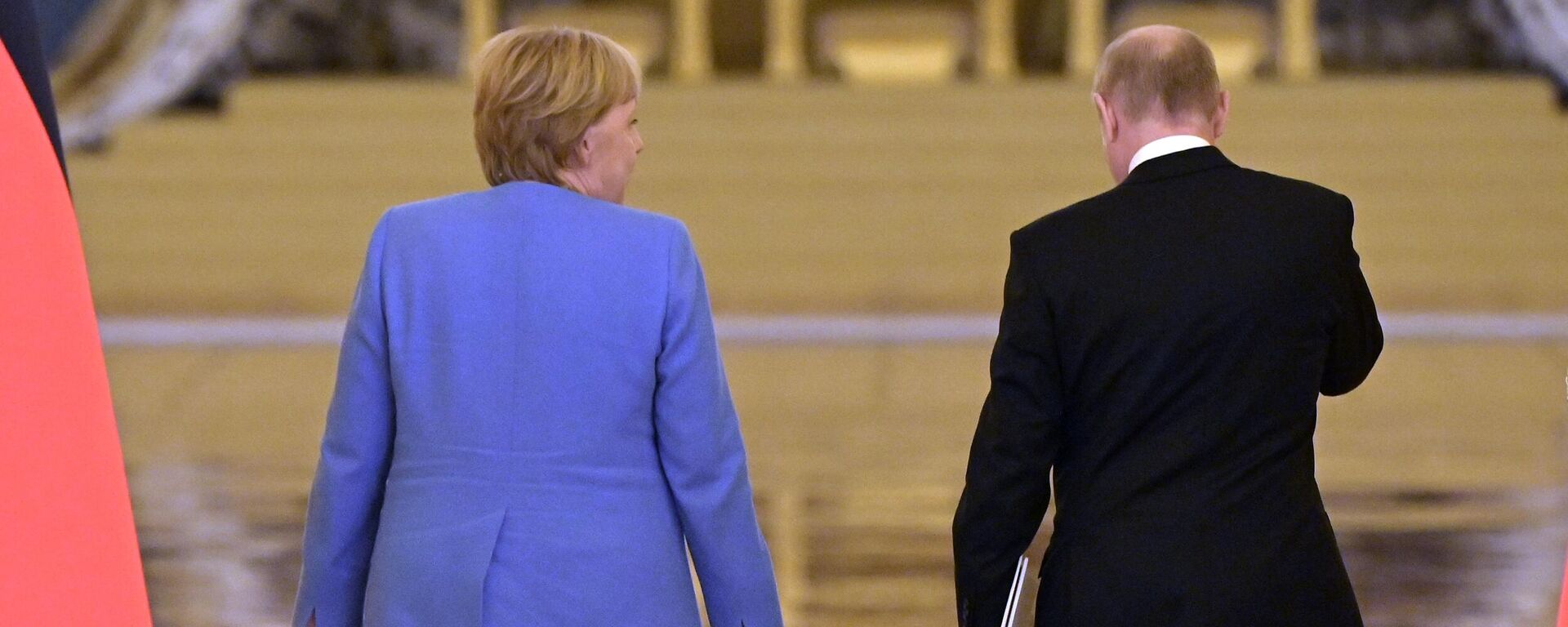 Федеральный канцлер Германии Ангела Меркель и президент РФ Владимир Путин после совместной пресс-конференции по итогам встречи в Москве - Sputnik Латвия, 1920, 23.08.2021