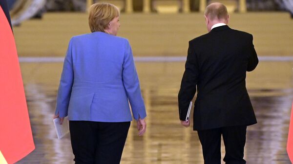 Федеральный канцлер Германии Ангела Меркель и президент РФ Владимир Путин после совместной пресс-конференции по итогам встречи в Москве - Sputnik Латвия
