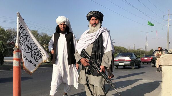 Боевики Талибана* у здания Министерства внутренних дел в Кабуле - Sputnik Latvija