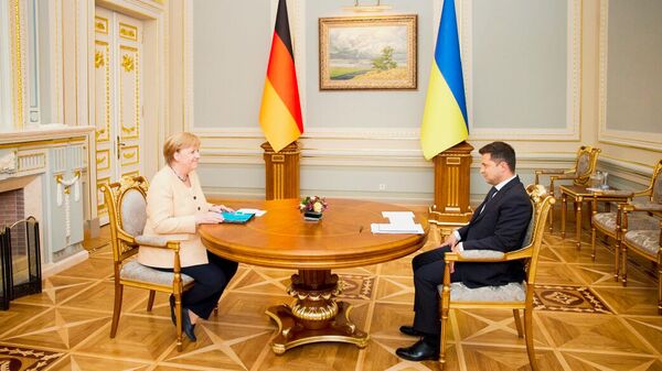 Президент Украины Владимир Зеленский и канцлер Германии Ангела Меркель во время встречи в Киеве - Sputnik Latvija