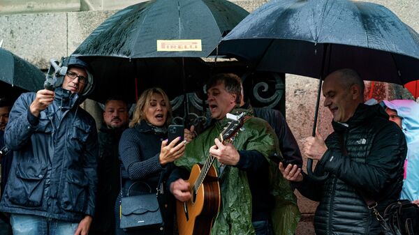 Рижане собрались на Домской площади в Риге петь песни, после призыва латвийского политика и бизнесмена Айнарса Шлесерса - Sputnik Латвия