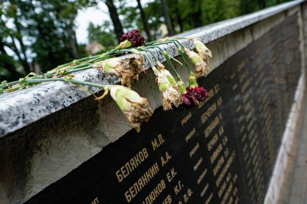 Цветы на могильной плите на воинском братском захоронении в Мадоне - Sputnik Латвия