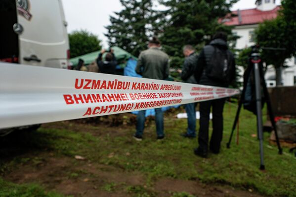 Специалисты, сотрудники посольства РФ и журналисты прибыли на место проведения эксгумационных работ - Sputnik Латвия