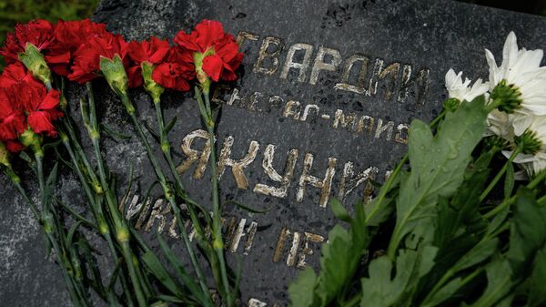 Эксгумационные работы на месте захоронения генерал-майора Николая Якунина - Sputnik Латвия