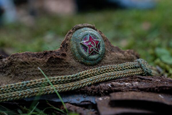 Истлевшая фуражка генерал-майора Якунина найденная в ходе эксгумационных работ в Мадоне - Sputnik Латвия