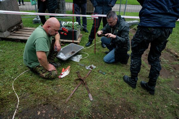 Фотосъемка предметов, найденных на месте захоронения генерал-майора Якунина - Sputnik Латвия