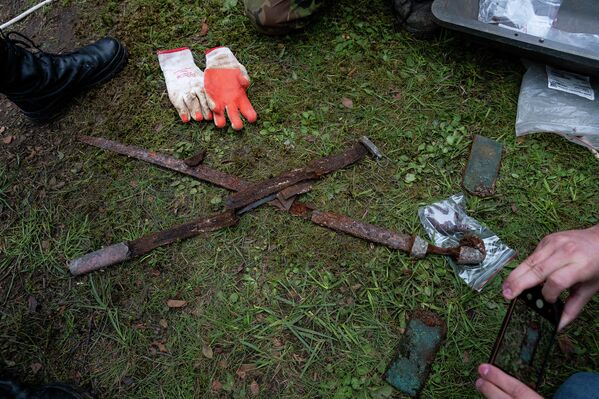 Сабля, ножны и погоны генерал-майора Якунина, найденные в ходе эксгумационных работ в Мадоне - Sputnik Латвия