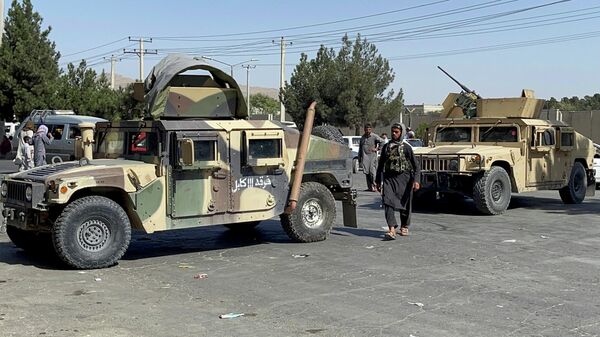 Силы талибов блокировали дорогу в аэропорт Кабула, Афганистан - Sputnik Латвия