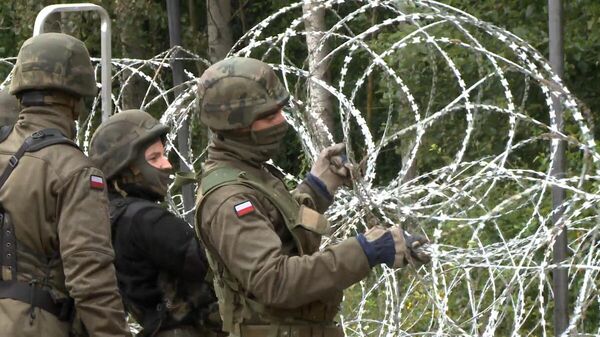 Солдаты строят колючий забор на границе с Беларуси и Польши  - Sputnik Latvija