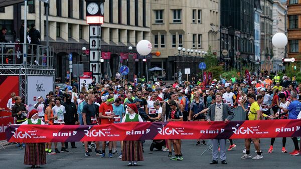 Участники Рижского марафона готовятся к старту - Sputnik Латвия