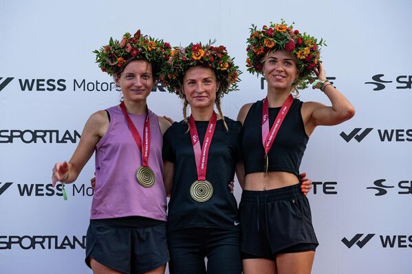 Победители Рижского марафона среди женщин.  Агне Матайтите - 2 место, Аманда Круминя - 1 место и Ласма Цауне - 3 место - Sputnik Латвия