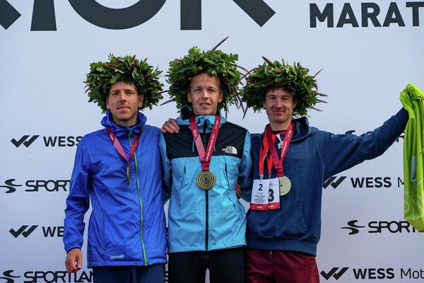 Победители Рижского марафона среди мужчин. Мариус Игнотс - 2 место, Кристапс Берзиньш - 1 место и Улдис Клявиньш - 3 место - Sputnik Латвия