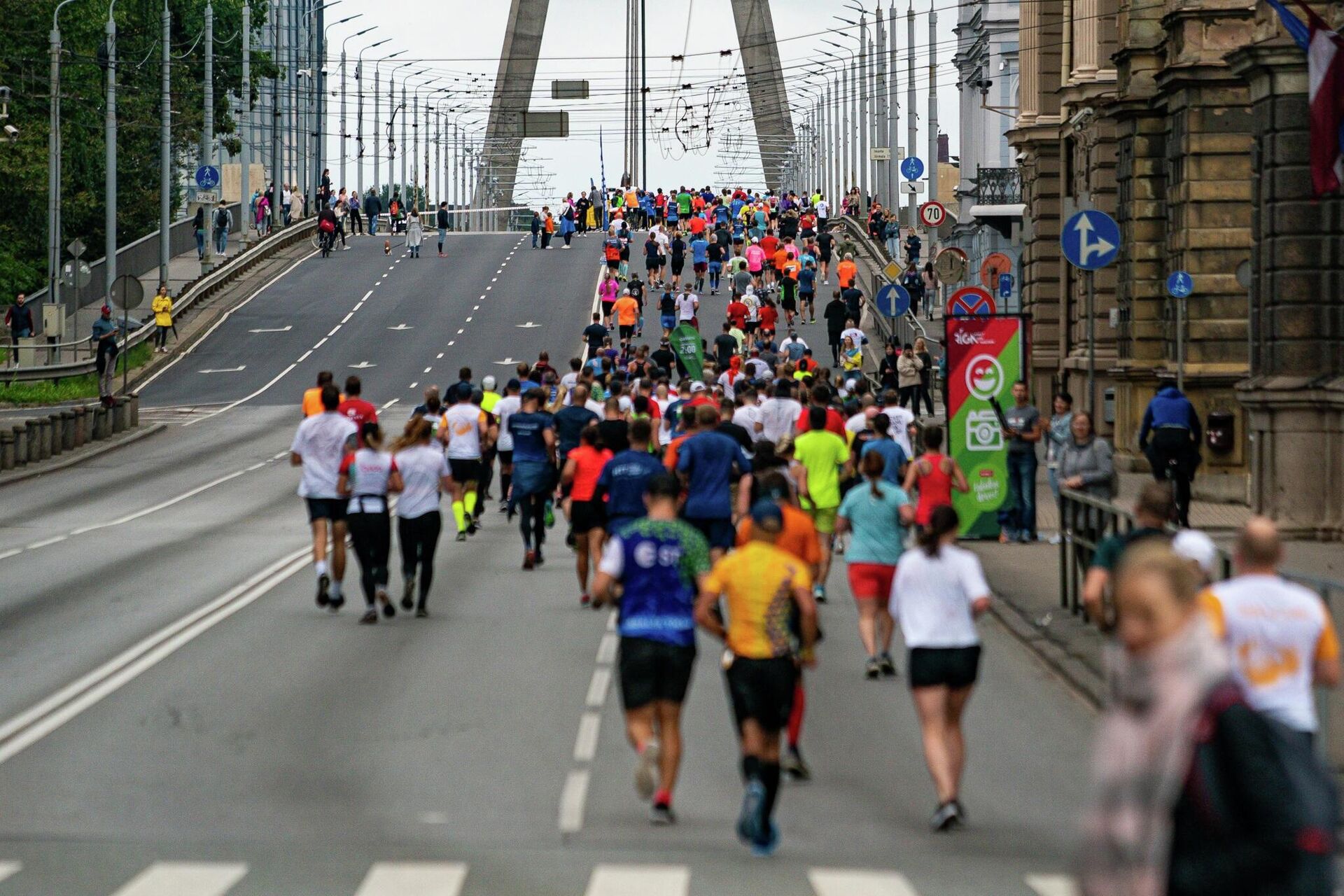 Участники Рижского марафона пересекают Вантовый мост - Sputnik Латвия, 1920, 29.08.2021