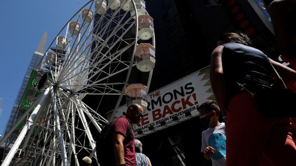 Люди в очереди на колесо обозрения на Таймс-сквер в Нью-Йорке - Sputnik Latvija