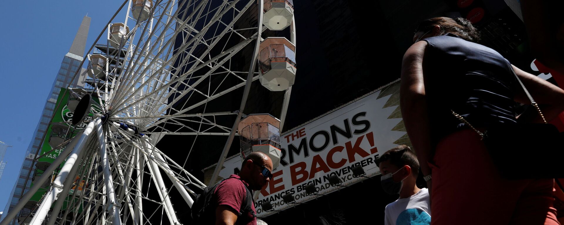 Люди в очереди на колесо обозрения на Таймс-сквер в Нью-Йорке - Sputnik Latvija, 1920, 30.08.2021