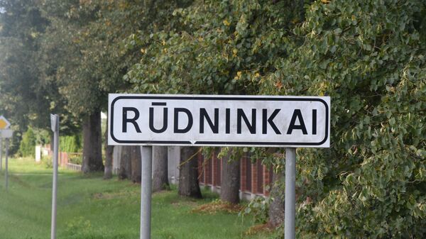Знак возле деревни Руднинкай в Шальчининкайском районе Литвы - Sputnik Латвия