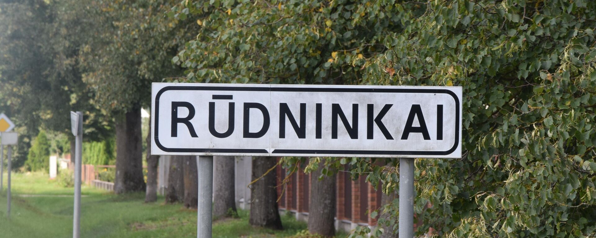 Знак возле деревни Руднинкай в Шальчининкайском районе Литвы - Sputnik Латвия, 1920, 30.08.2021
