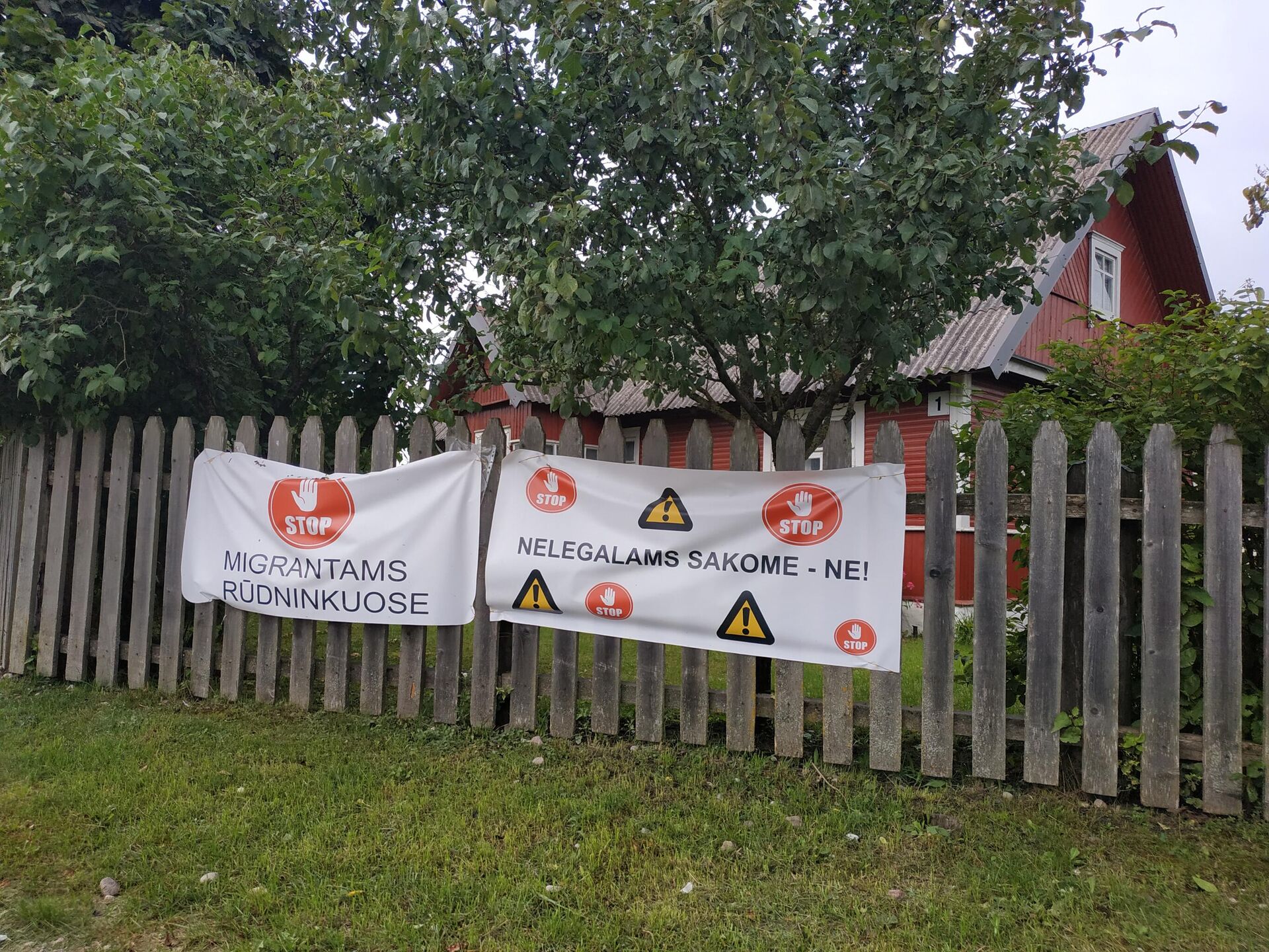 Плакаты на заборе в деревне Руднинкай в Шальчининкайском районе Литвы - Sputnik Латвия, 1920, 30.08.2021