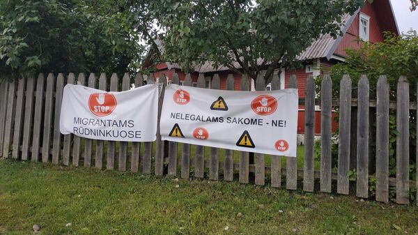 Плакаты на заборе в деревне Руднинкай в Шальчининкайском районе Литвы - Sputnik Латвия