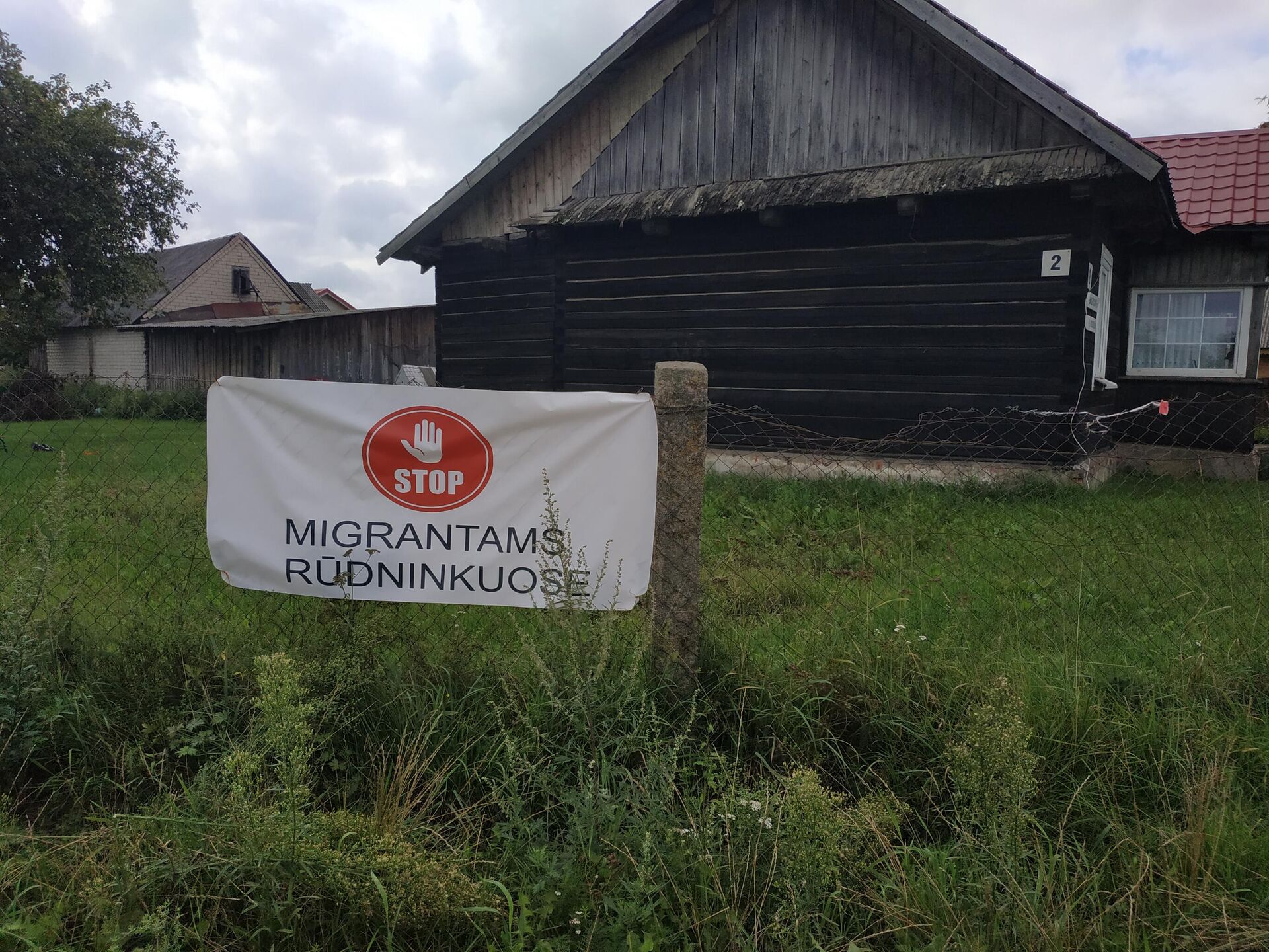 Плакат на заборе в деревне Руднинкай в Шальчининкайском районе Литвы - Sputnik Латвия, 1920, 30.08.2021