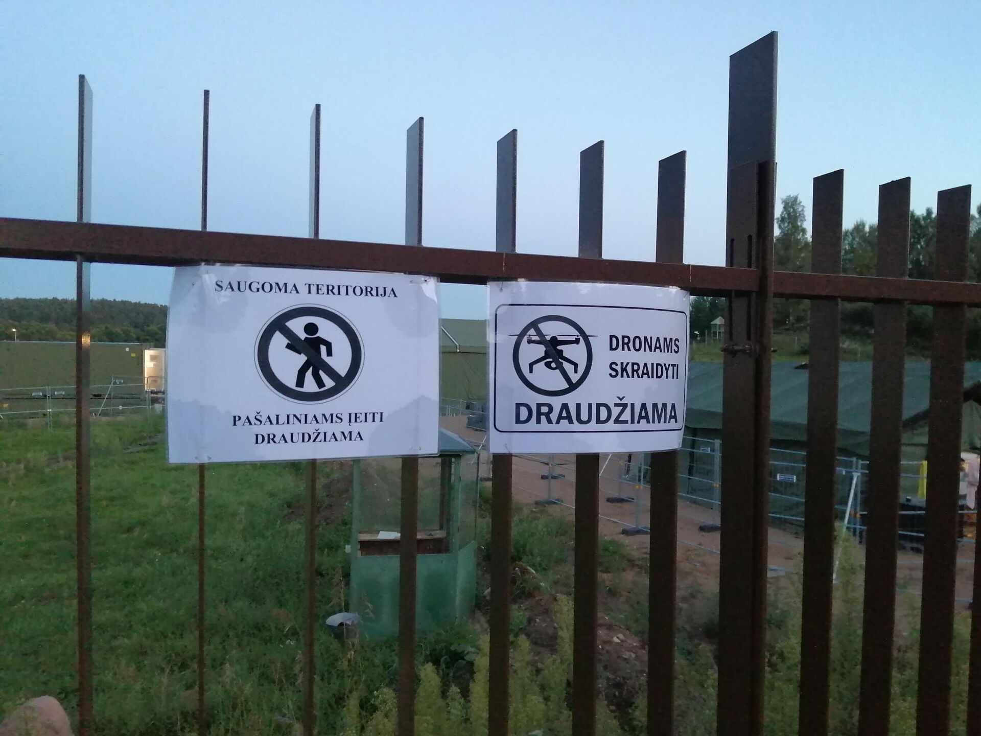 Предупреждающие знаки на заборе рядом с палаточным лагерем для мигрантов в Литве - Sputnik Латвия, 1920, 30.08.2021