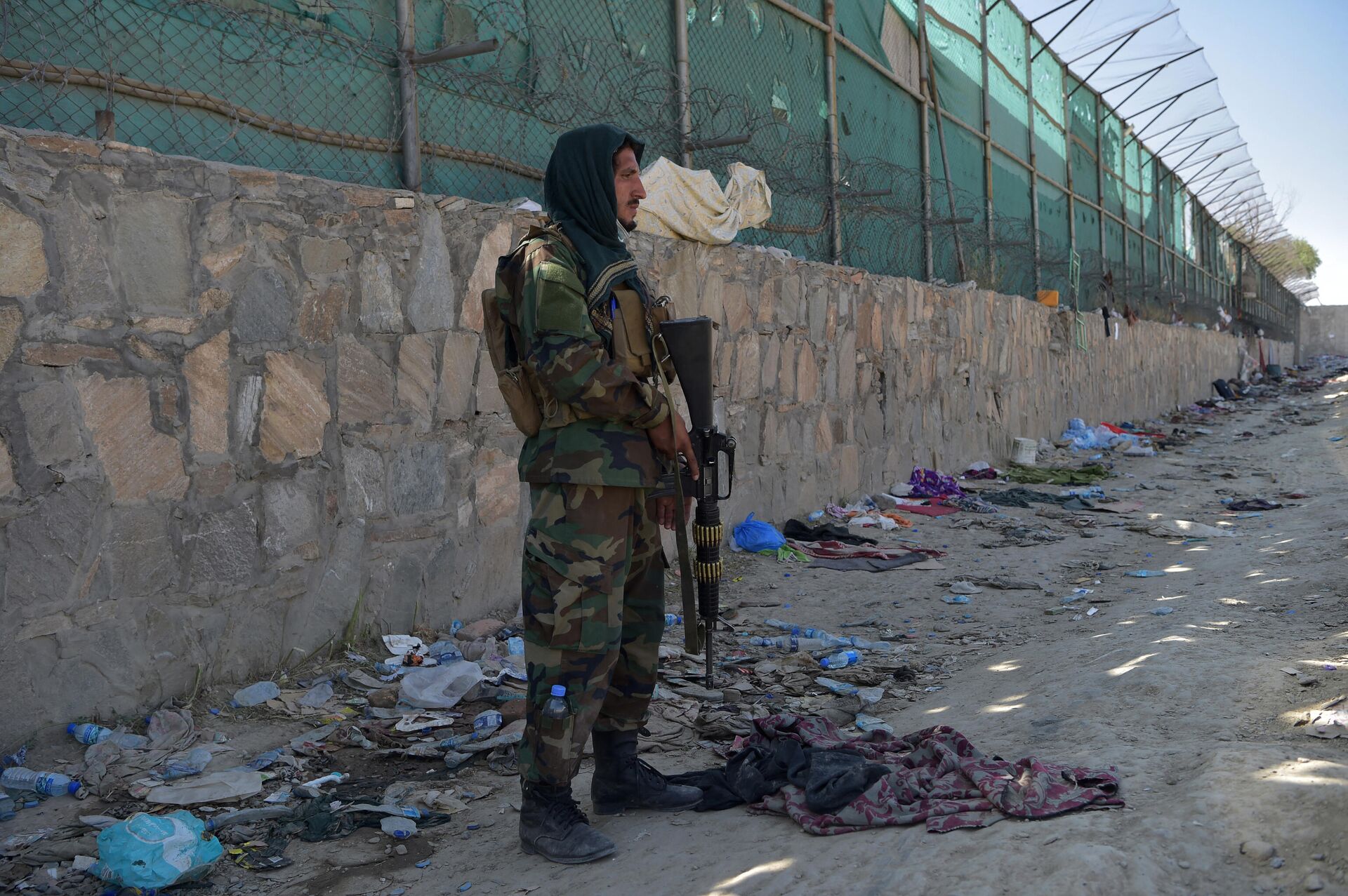 Боевик Талибана* на месте взрыва возле аэропорта Кабула - Sputnik Latvija, 1920, 01.09.2021