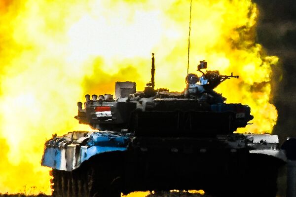 Sīrijas karavīru komandas tanks T-72B3 individuālajās tanku ekipāžu sacensībās starptautiskajā konkursā &quot;Tanku biatlons 2021&quot;. Tās bija organizētas Piemaskavā – Alabino poligonā VII Armijas starptautisko spēļu &quot;ARMY 2021&quot; un VII Starptautiskā militāri tehniskā foruma &quot;Armija 2021&quot; ietvaros - Sputnik Latvija