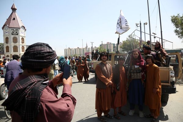 Kustības &quot;Taliban&quot; (Krievijā un citās pasaules valstīs aizliegta teroristiska organizācija) kaujinieki Kabulā - Sputnik Latvija