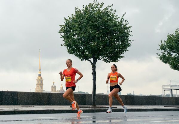 Pusmaratona &quot;Ziemeļu galvaspilsētā&quot; dalībnieki Sanktpēterburgā. Tas veda cauri pilsētas vēsturiskajai daļai - Sputnik Latvija