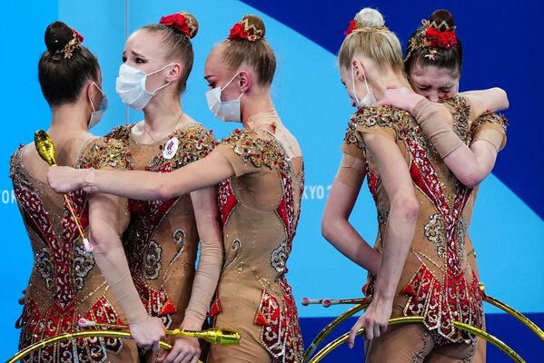 Krievijas sportistes mākslas vingrošanas grupu sacensību finālā XXXII vasaras Olimpiskajās spēlēs Tokijā - Sputnik Latvija